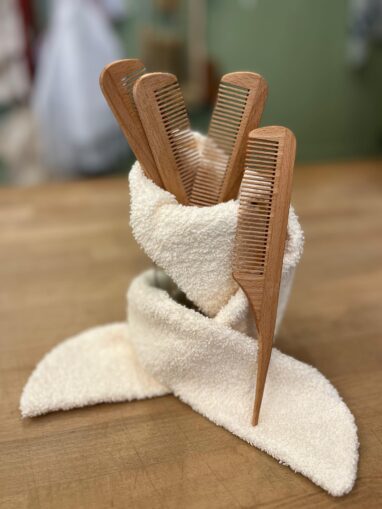 Peine de Madera de Olivo con Mango Fino - Imagen 3